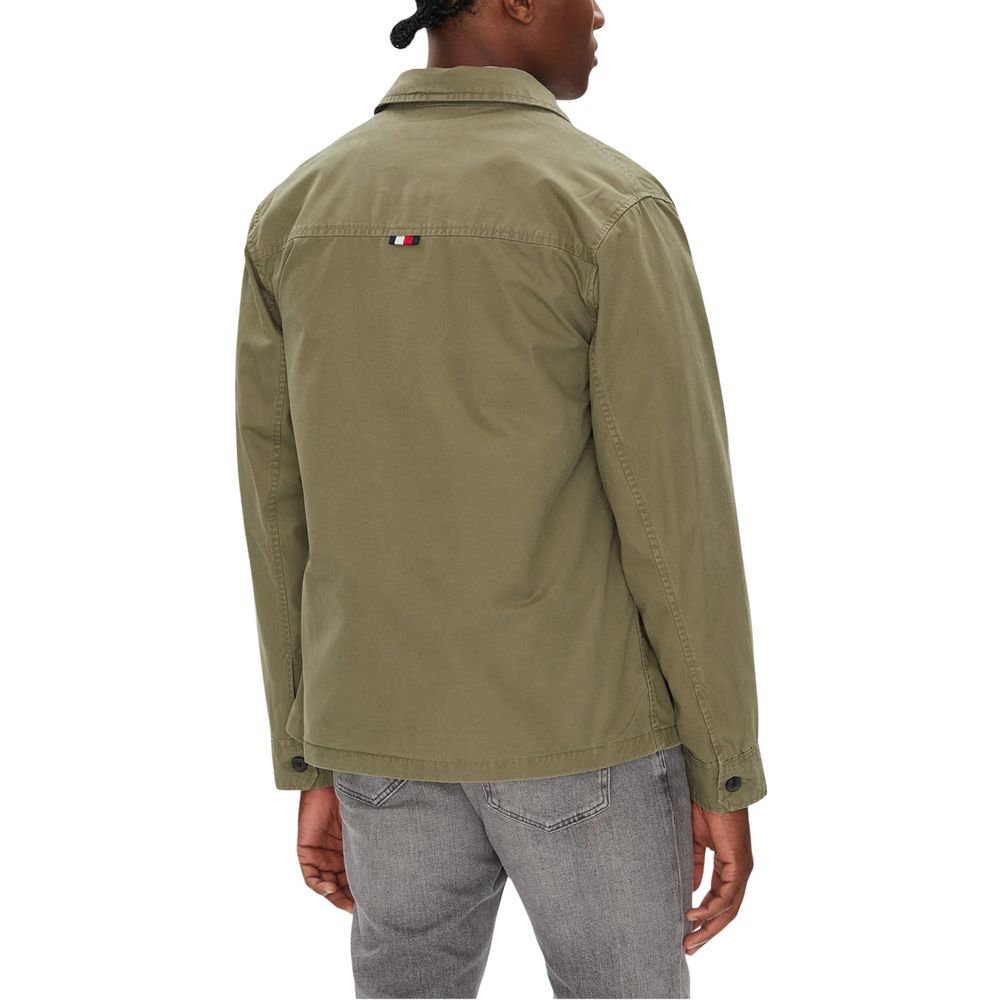 Manteau bicolore en coton recyclé Tommy Hilfiger, avec coupe élégante et détails modernes, porté par un modèle.