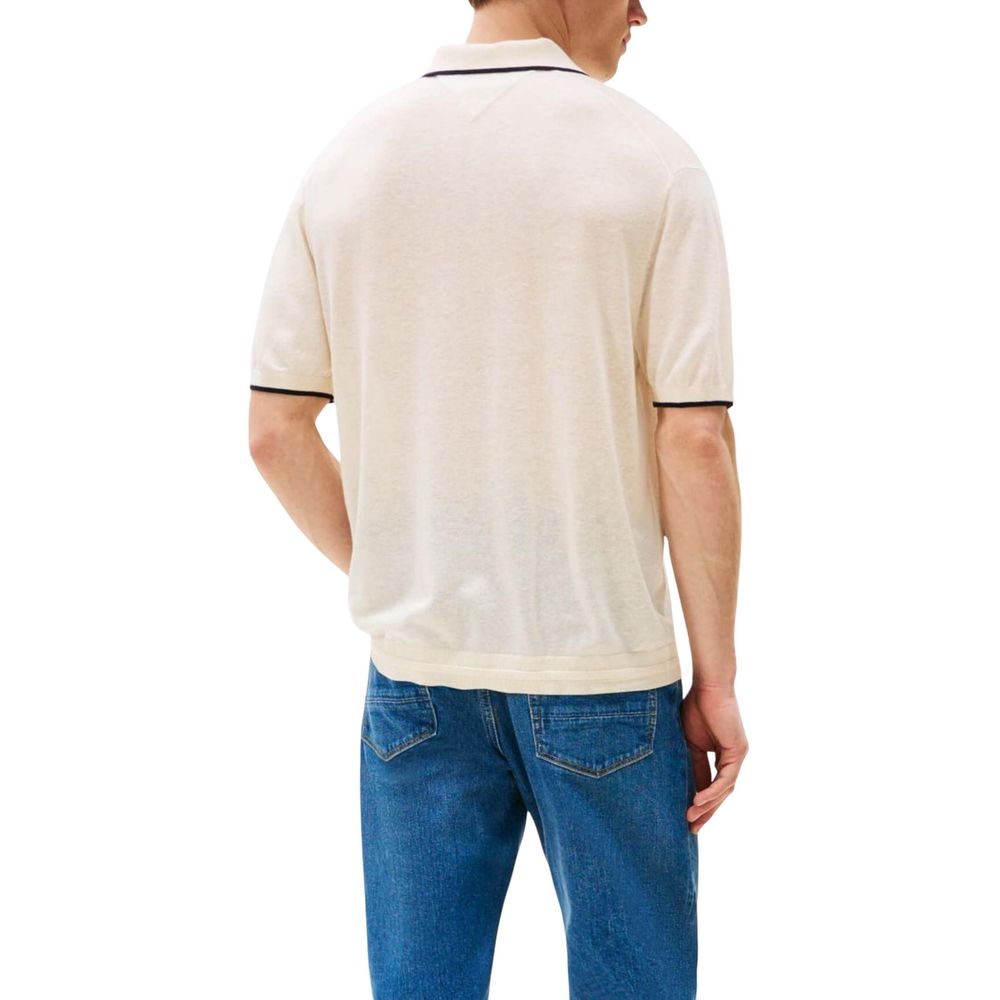 T-shirt beige en lyocell de Tommy Hilfiger, coupe classique, tissu doux et léger, porté sur un mannequin.