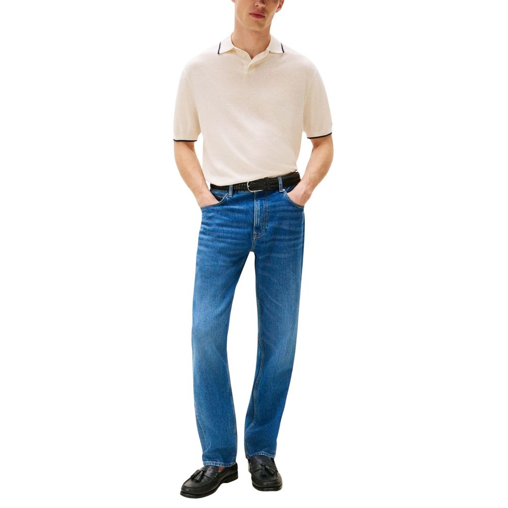 T-shirt beige en lyocell de Tommy Hilfiger, coupe décontractée, tissu léger et confortable, porté sur mannequin.