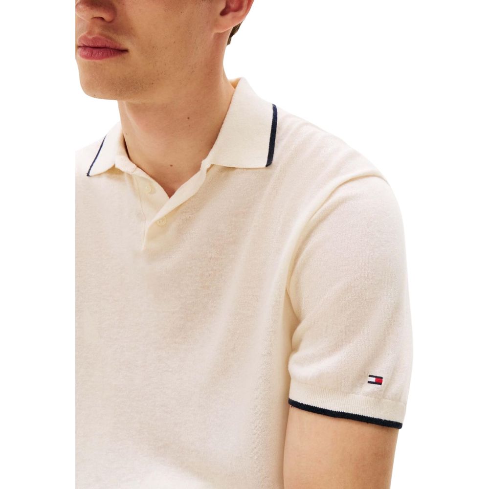 T-shirt beige en lyocell de Tommy Hilfiger, coupe classique, tissu léger et confortable, porté sur un mannequin.