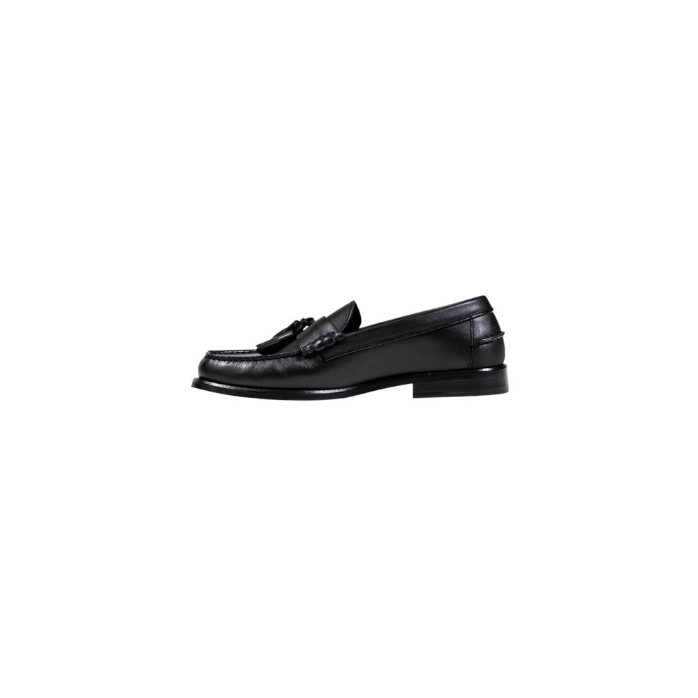 Chaussures loafers en cuir noir Tommy Hilfiger, slip-on élégants pour homme, visibles sur une image.