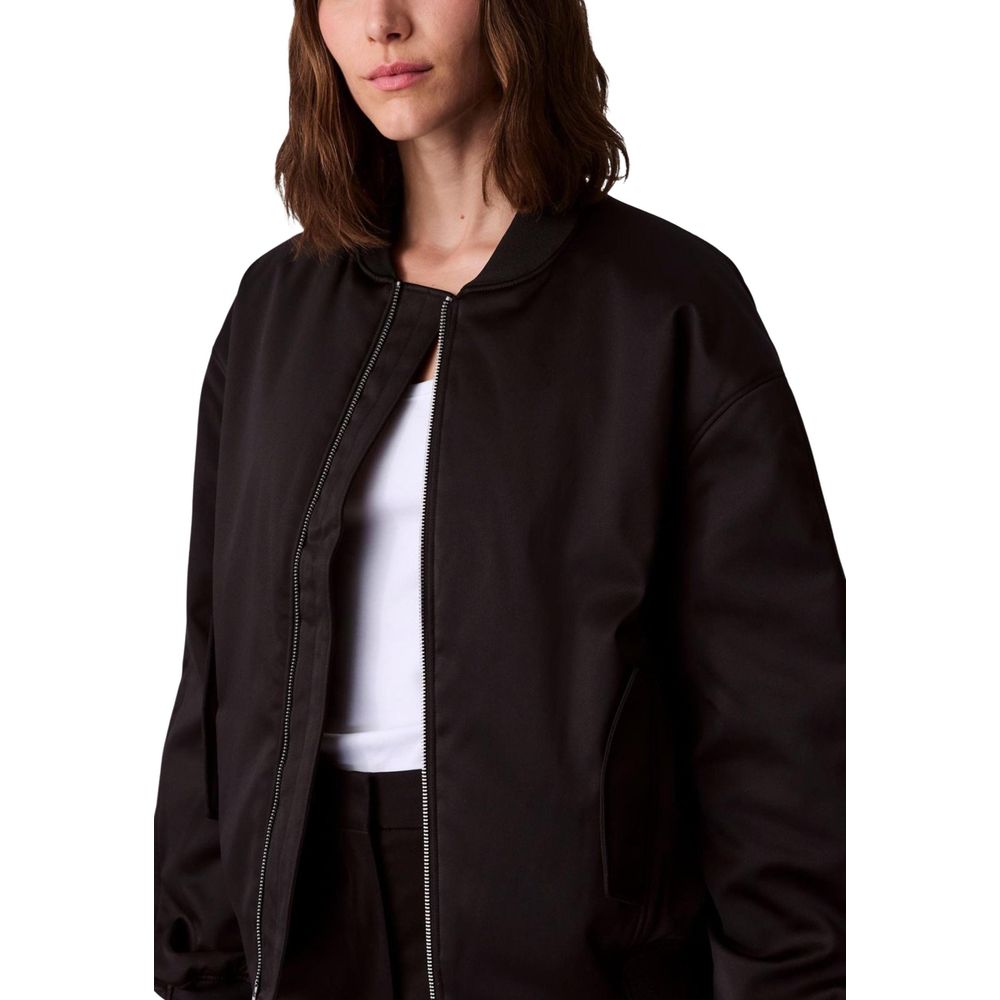 Veste bomber noire en polyester recyclé de Calvin Klein Jeans, coupe classique avec détails modernes.