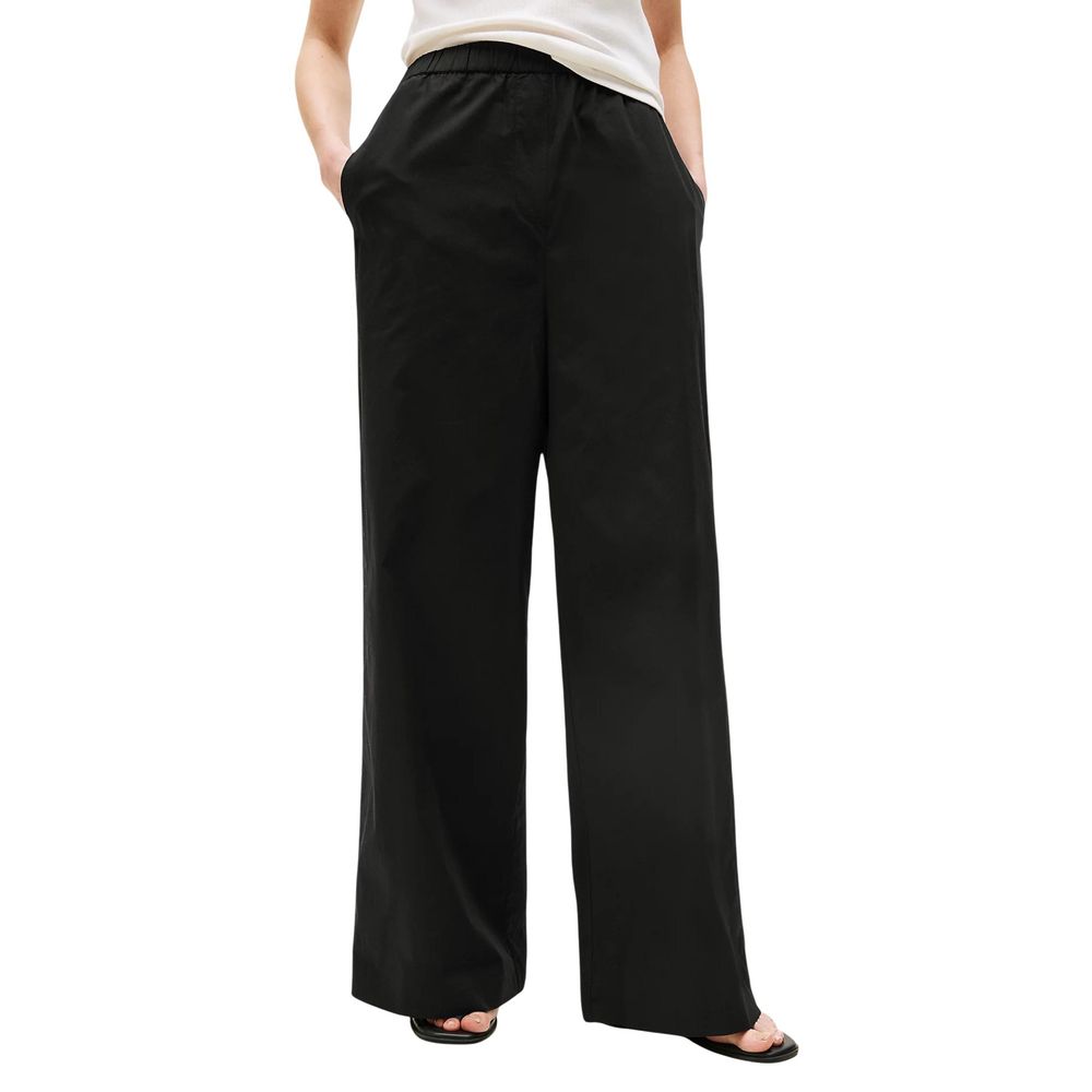 Pantalon décontracté noir en coton biologique Tommy Hilfiger, coupe classique et ceinture à boucle ajustable.