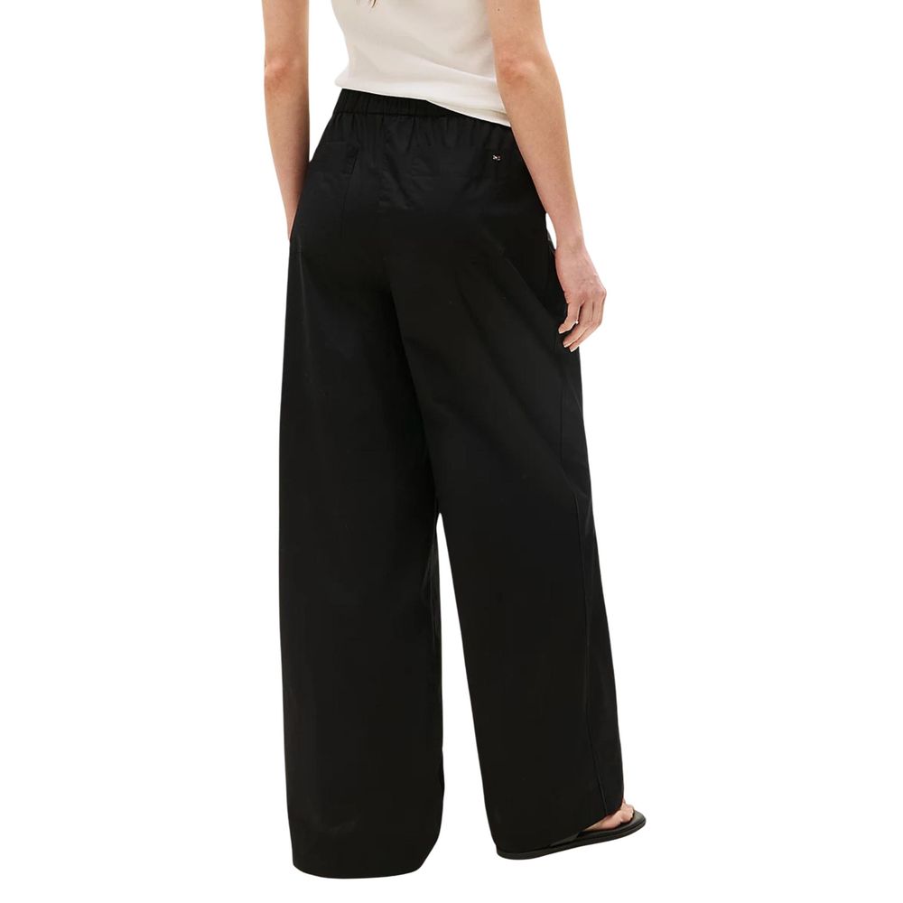 Pantalon décontracté en coton bio noir de Tommy Hilfiger, coupe confortable et style casual pour hommes.