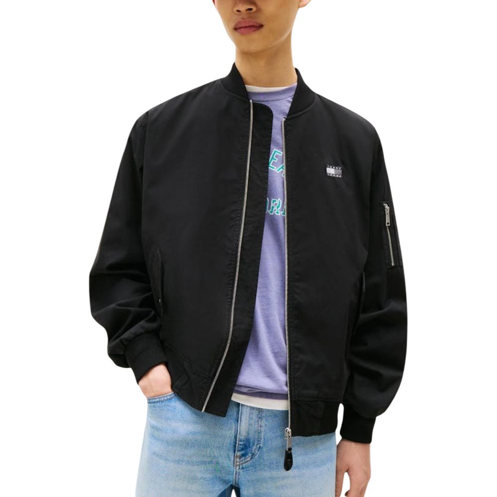 Jeans Tommy Hilfiger en coton recyclé noir avec coupe bomber, détails modernes et style décontracté.