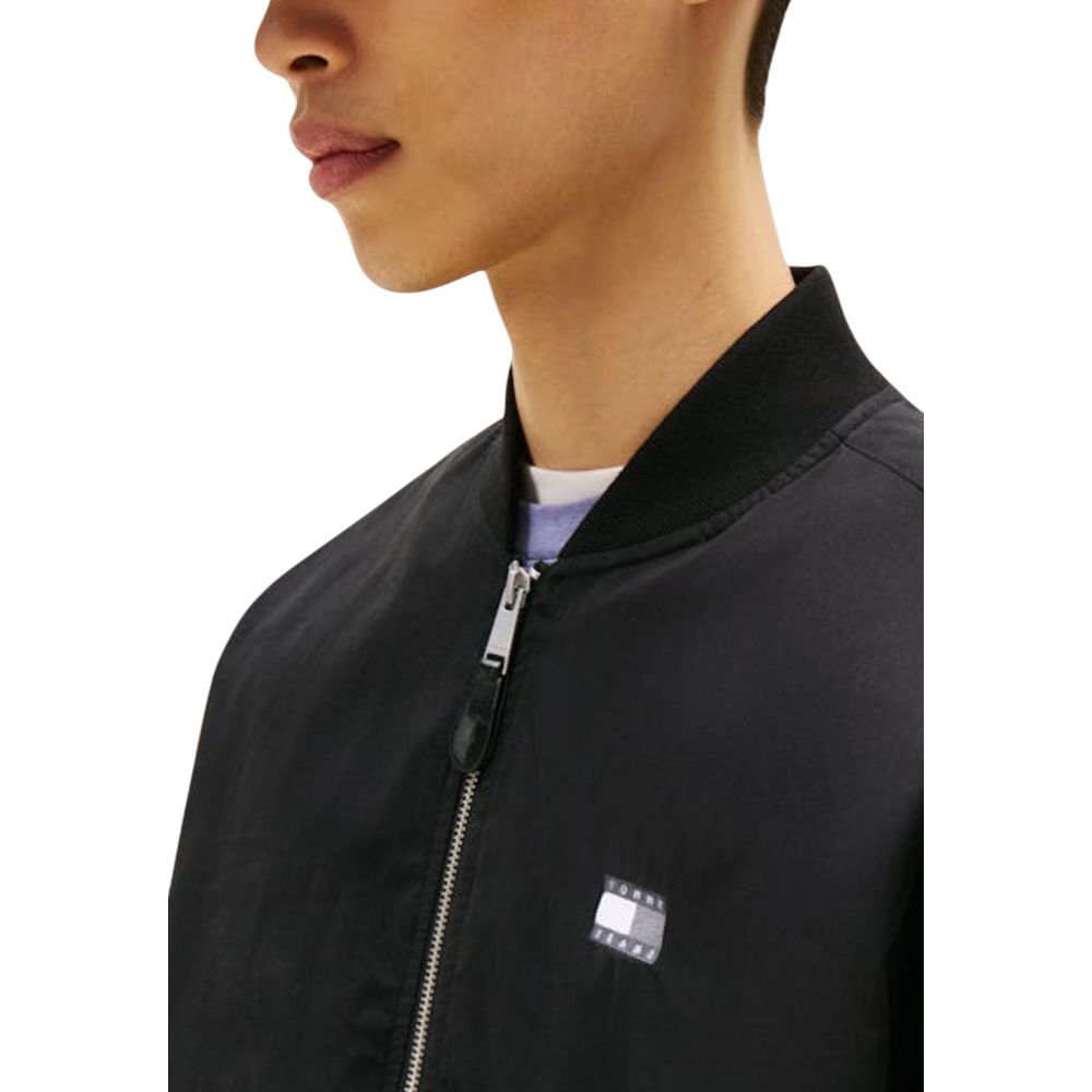 Jeans Tommy Hilfiger noirs en coton recyclé avec style bomber, visible avec détails de couture et fermeture éclair.