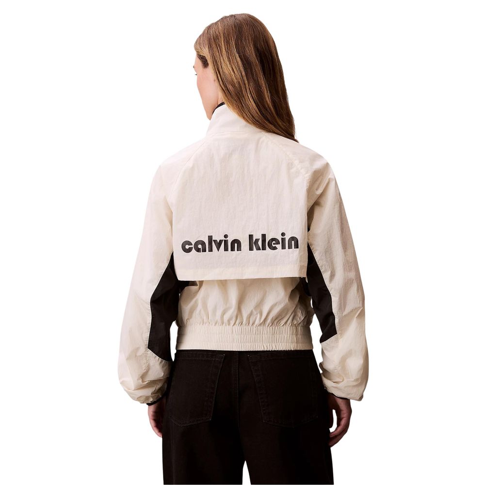 Veste shell blanche en polypropylène de Calvin Klein Jeans, coupe moderne et tissu imperméable visible sur l'image.