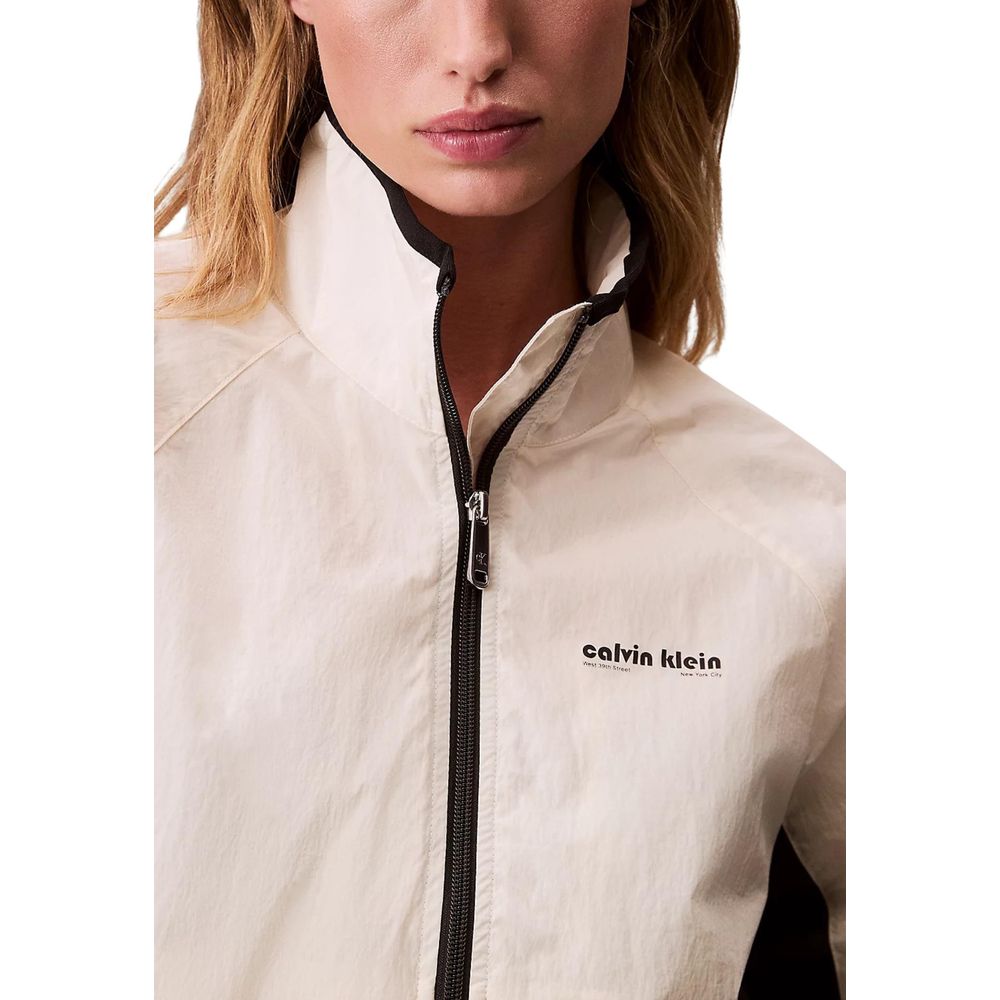 Veste en polyester blanc de Calvin Klein Jeans, coupe légère et imperméable, avec capuche et détails modernes.