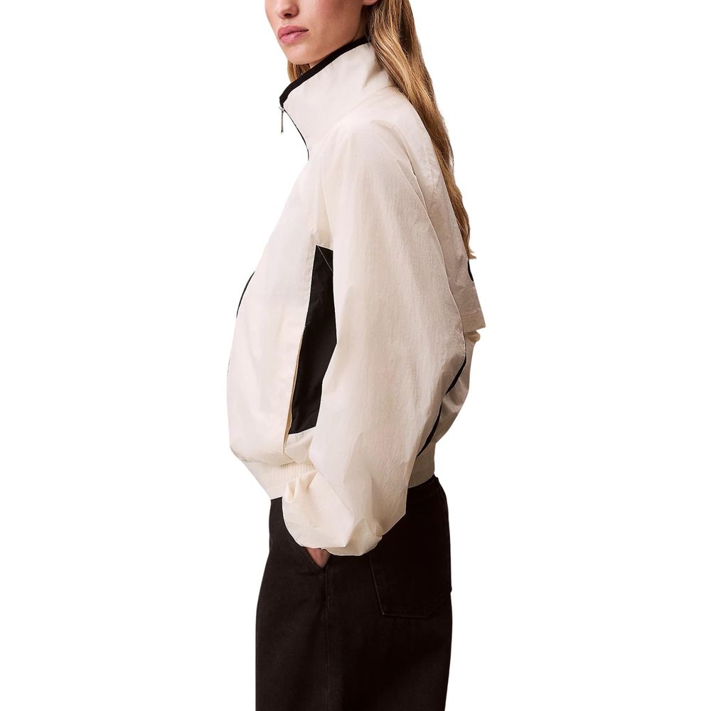 Veste shell en polypropylene blanche de Calvin Klein Jeans, coupe moderne, avec capuche et fermeture zippée.