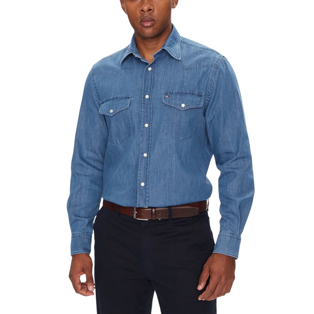 Chemise en denim bleu clair Tommy Hilfiger, homme, avec col classique et boutons, vue de face.