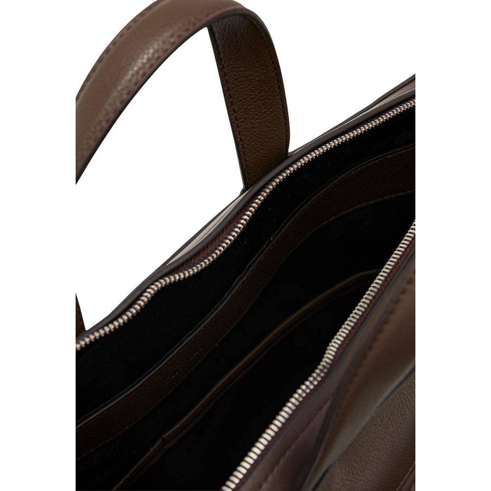 Sac à main Calvin Klein en polyéthylène marron, avec poignées robustes et design élégant pour un usage professionnel.