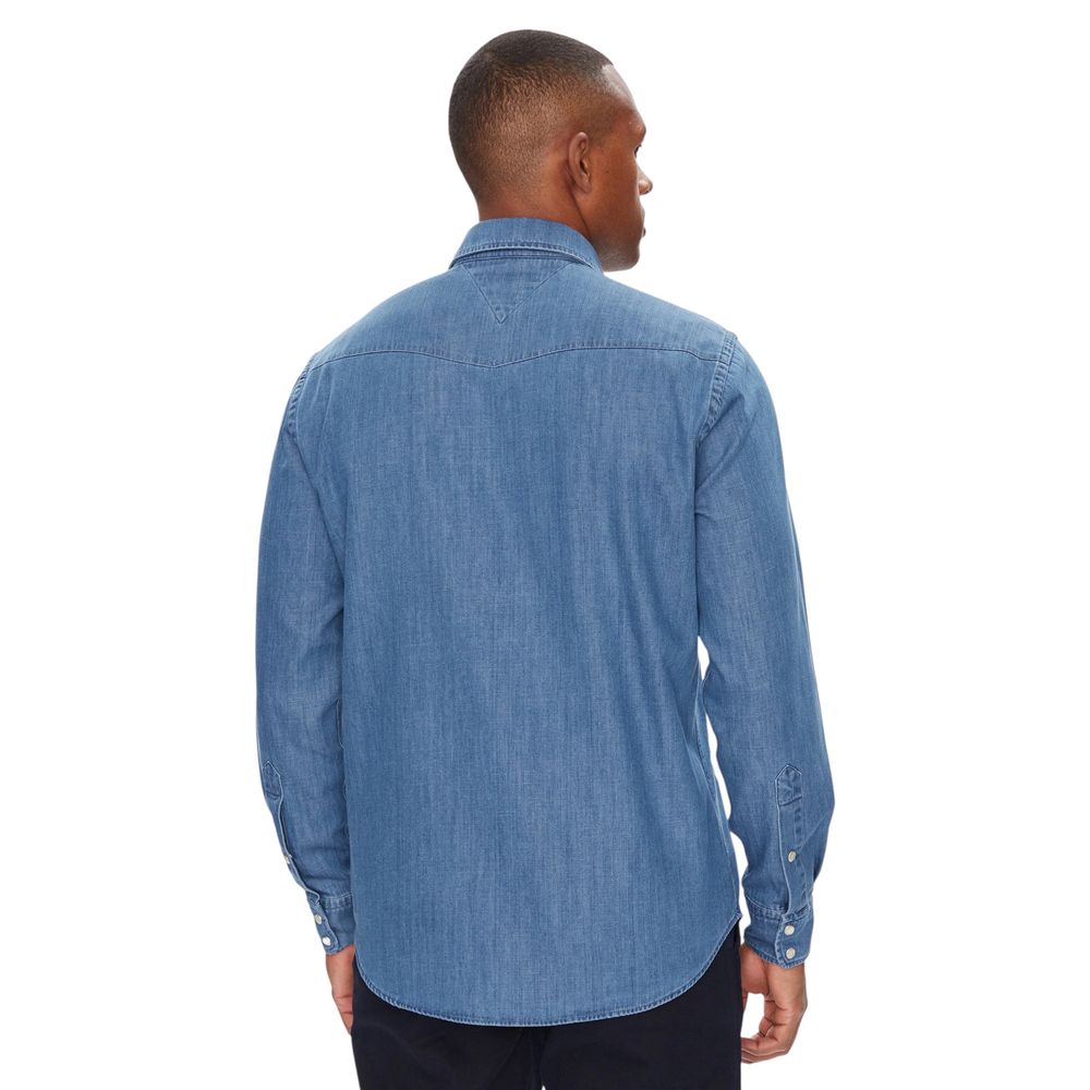 Chemise en denim bleu clair Tommy Hilfiger avec col classique et boutons, portée décontractée, vue de face.