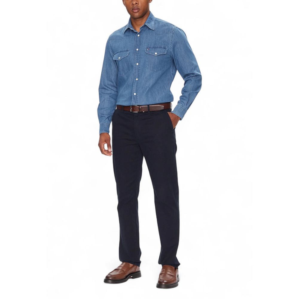 Chemise en denim bleu clair Tommy Hilfiger, coupe classique, col boutonné, détails de couture visibles.