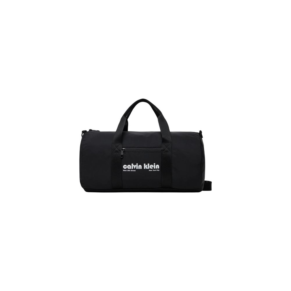 Sac de voyage noir Calvin Klein en polyester recyclé avec poignées et fermeture zippée, élégant et durable.