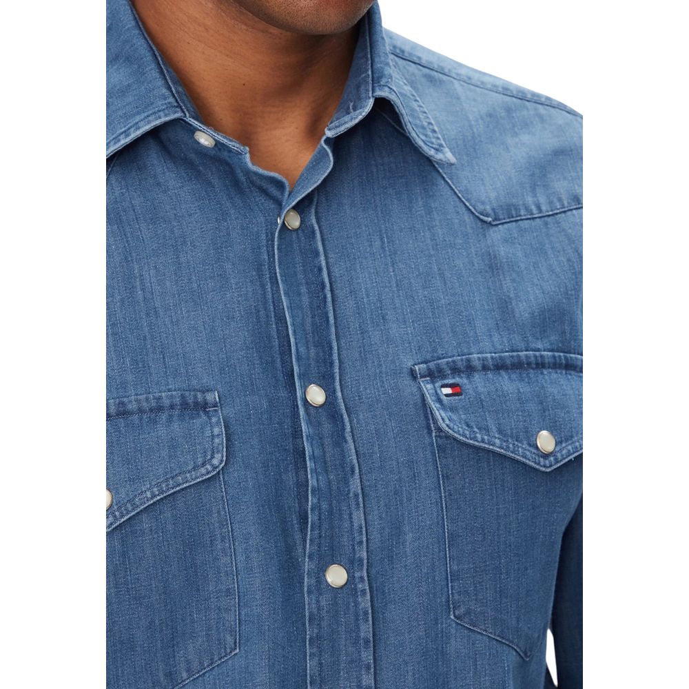 Chemise en denim bleu clair Tommy Hilfiger pour homme, avec col boutonné et poches poitrine, vue de face.
