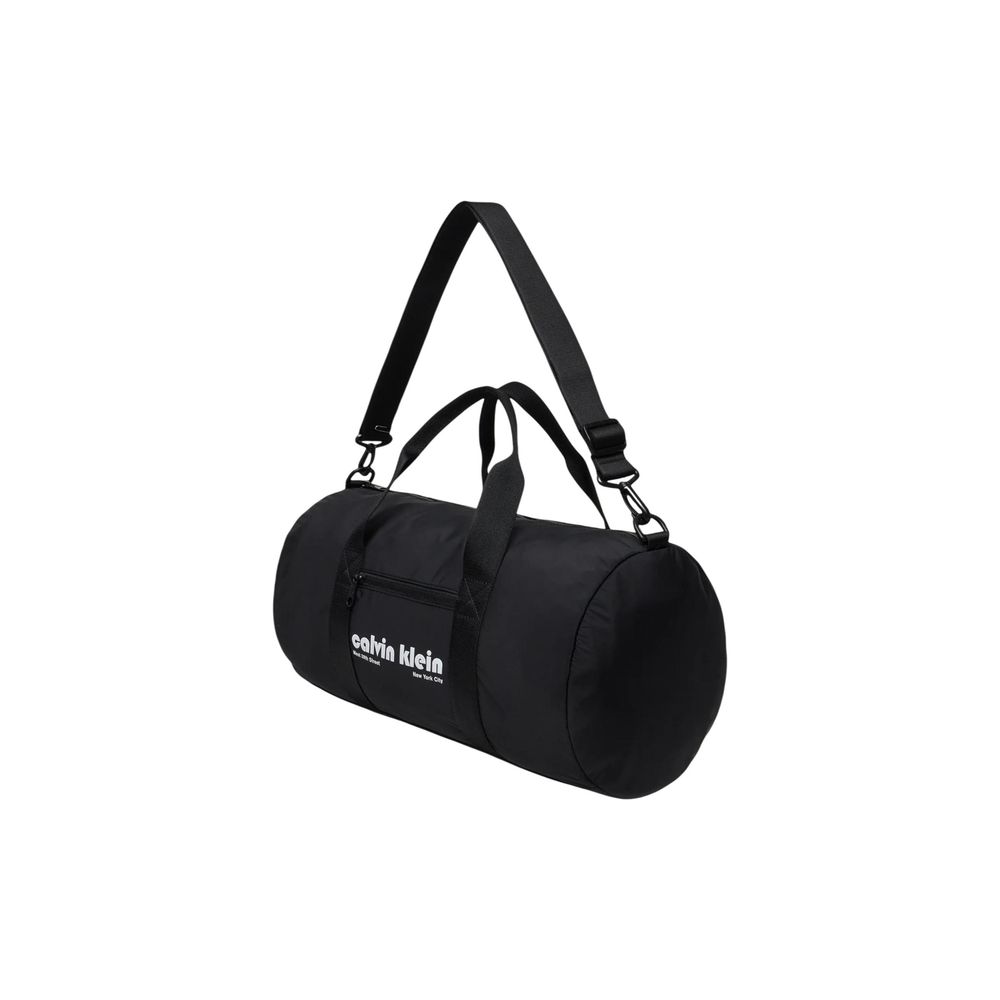 Sac de voyage Calvin Klein en polyester recyclé noir, avec poignées et fermeture zippée, pour transporter facilement vos affaires.