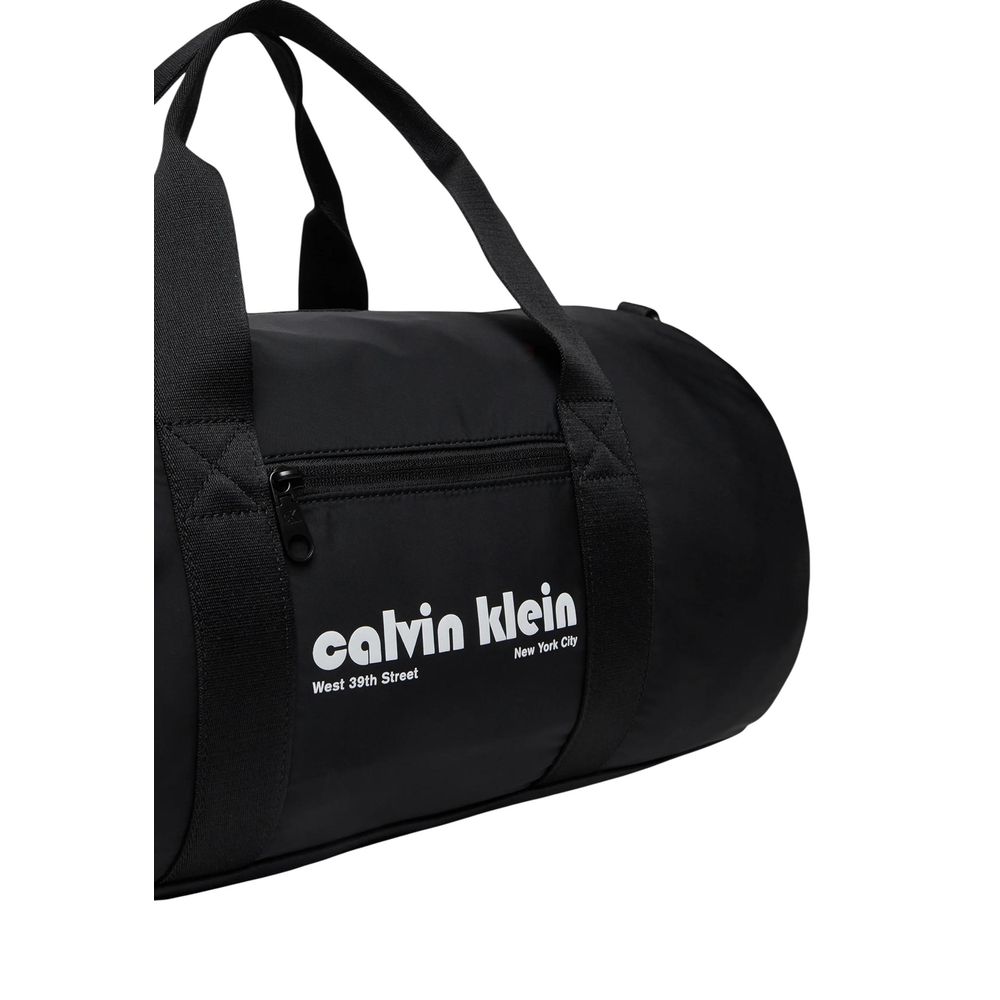 Sac de voyage noir Calvin Klein en polyester recyclé, avec poignées et fermeture zippée visible.