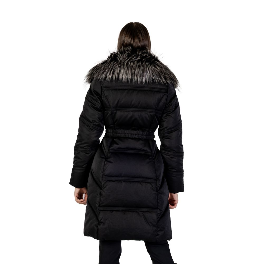 Manteau noir en coton de la marque Guess, avec coupe élégante et détails modernes, porté par un mannequin.