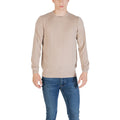 Sweat-shirt beige en polyester de la marque Guess, avec col rond et manches longues, porté sur mannequin.