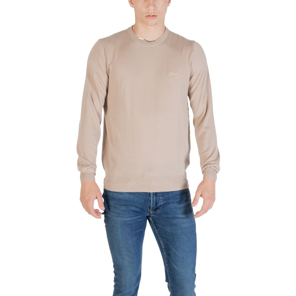 Sweat-shirt beige en polyester de la marque Guess, avec col rond et manches longues, porté sur mannequin.