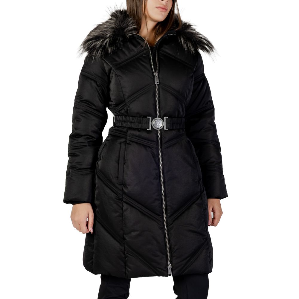 Manteau en coton noir de Guess, veste élégante avec col et fermeture à boutons, porté sur un mannequin.