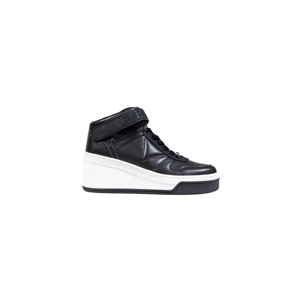 Sneakers plateforme en polyéthylène de couleur noire de la marque Guess, vue de face avec semelle épaisse et design moderne.
