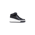 Sneakers plateforme en polyéthylène de couleur noire de la marque Guess, vue de face avec semelle épaisse et design moderne.