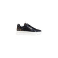 Sneakers basses Guess en polyester bicolore, style décontracté, semelle blanche, pour homme ou femme.