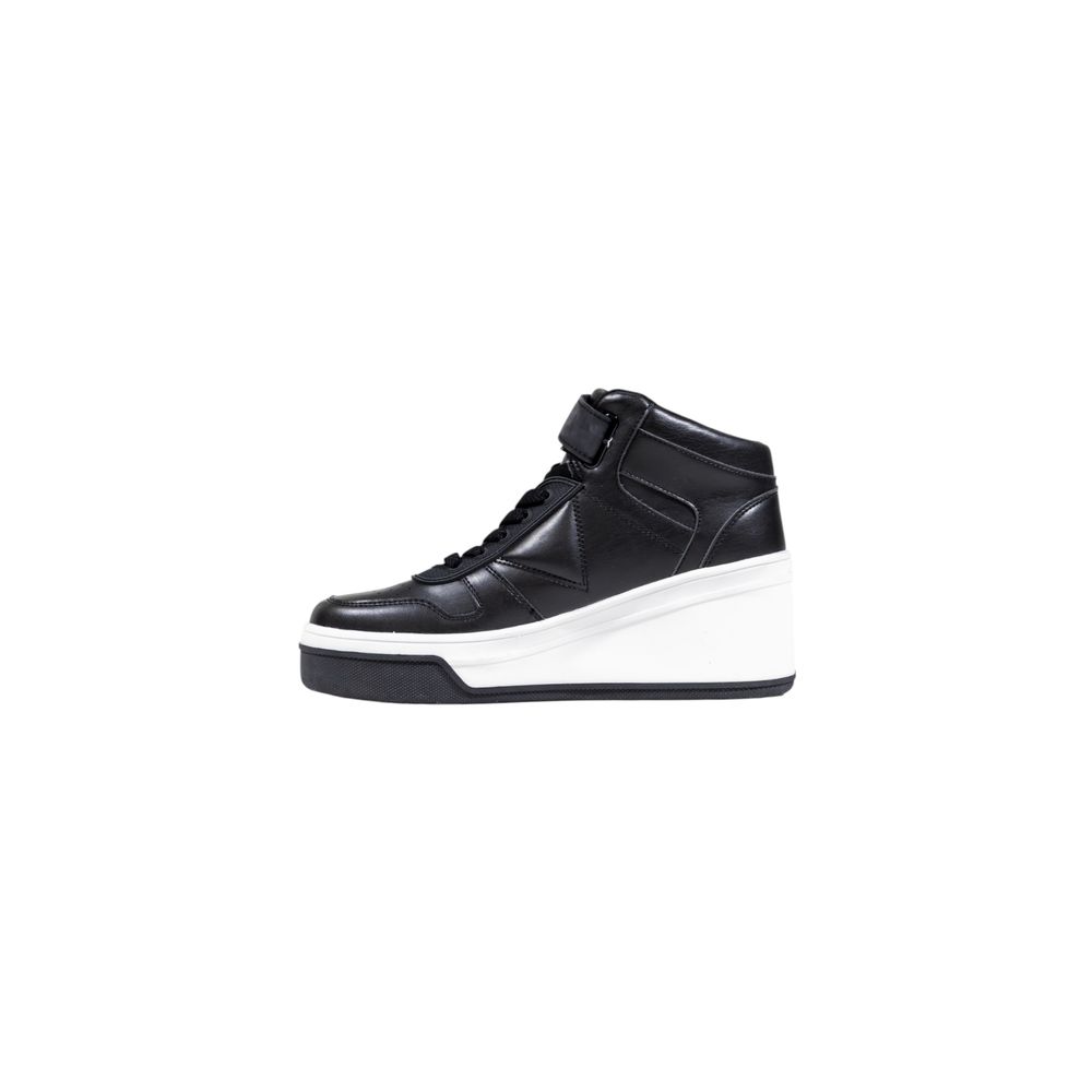 Chaussures de sport Guess noires en polyéthylène avec plateforme, vue de face, pour un style tendance et confortable.