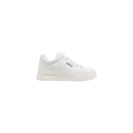 Sneakers plateforme Guess blanches en polyéthylène avec semelle épaisse et design moderne, vue de face.