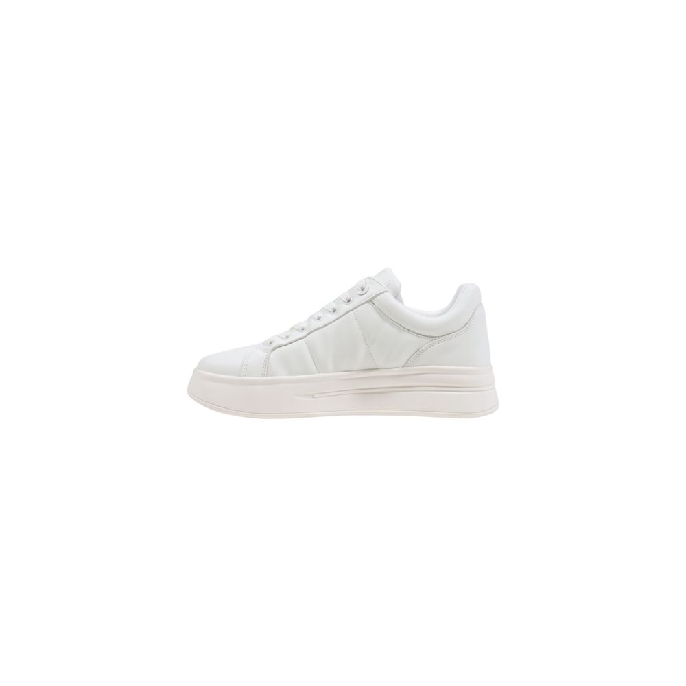 Sneakers plateforme en polyéthylène blanches de Guess avec semelle épaisse et design moderne, vue de face.