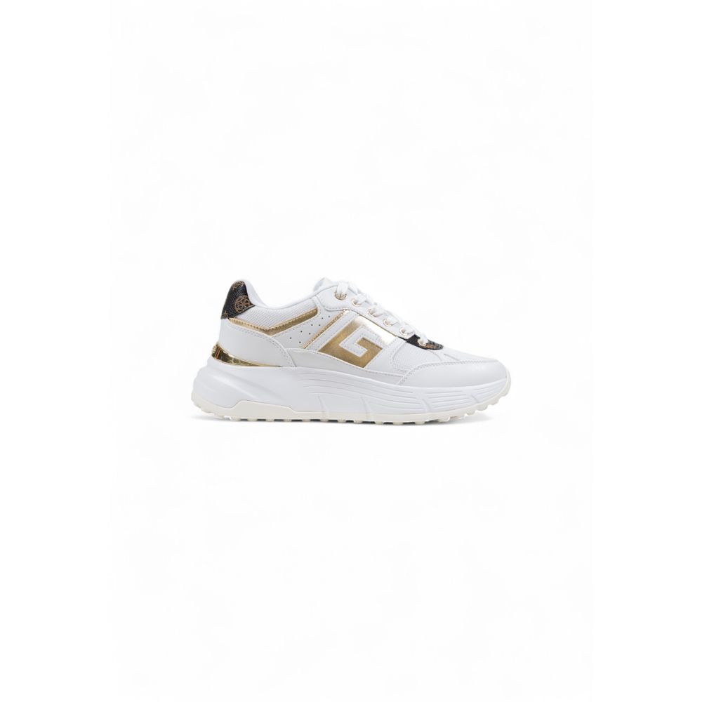 Chaussures sneakers chunky en polyethylene blanc de la marque Guess, vue de face.