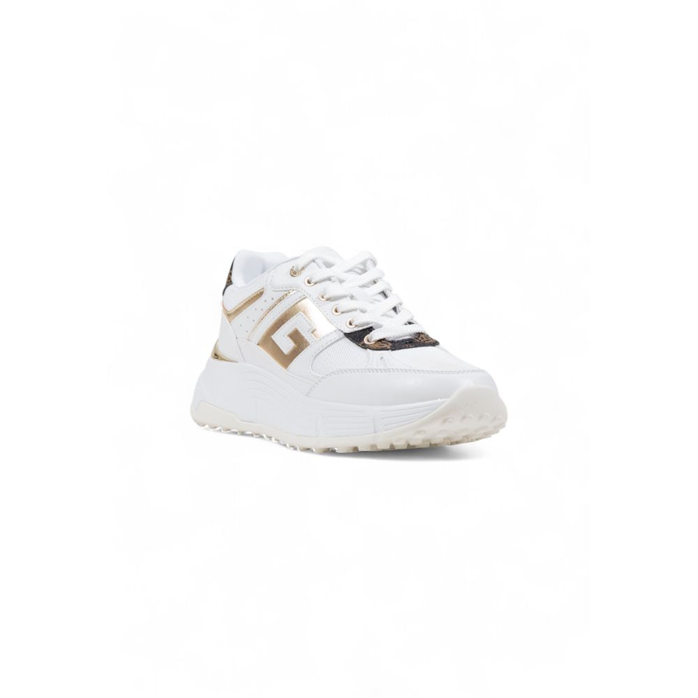 Chaussures Guess blanches en polyéthylène, baskets chunky en gros style moderne, visibles sous tous leurs détails dans l'image.