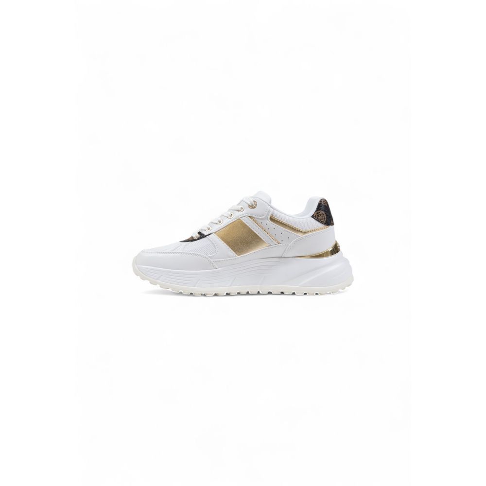 Chaussures Guess blanches en polyéthylène, baskets chunky avec semelle épaisse, style moderne et tendance.