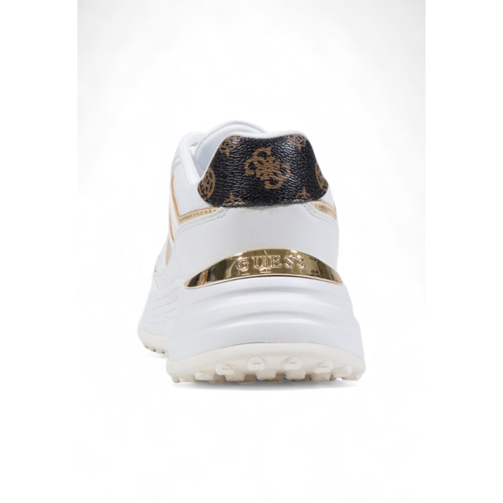 Chaussures Guess blanches en polyéthylène, baskets chunky modernes avec semelles épaisses et design tendance.