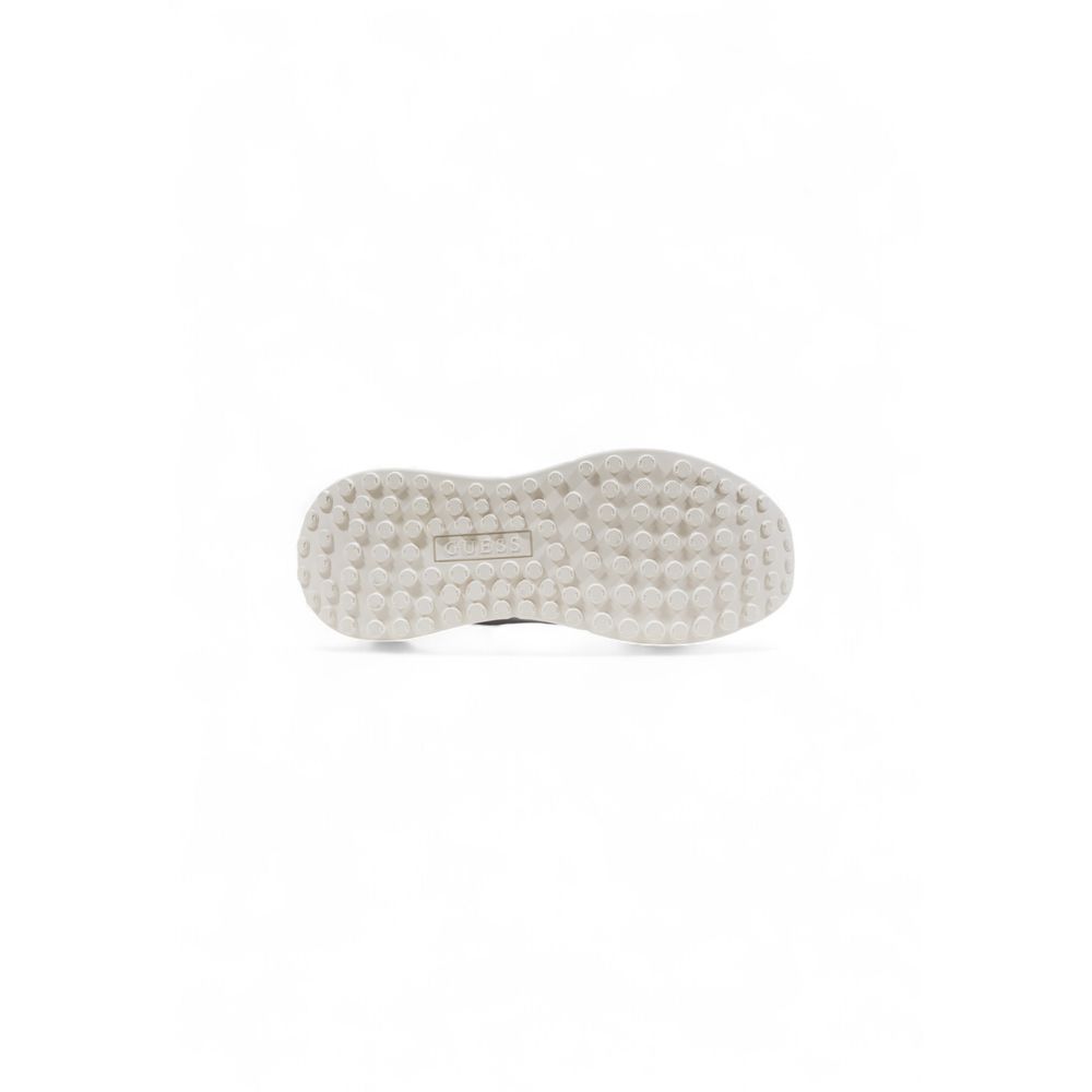 Sneakers chunky blanches en polyéthylène de Guess, chaussures de sport modernes avec semelle épaisse et design tendance.