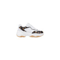 Sneakers chunky en polyéthylène blanc de la marque Guess avec semelle épaisse et design moderne, vue de face.