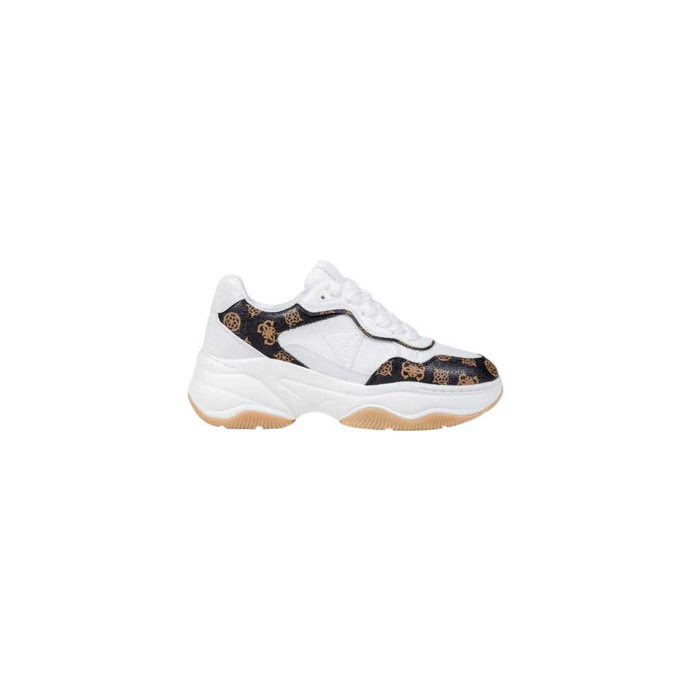 Sneakers chunky en polyéthylène blanc de la marque Guess avec semelle épaisse et design moderne, vue de face.