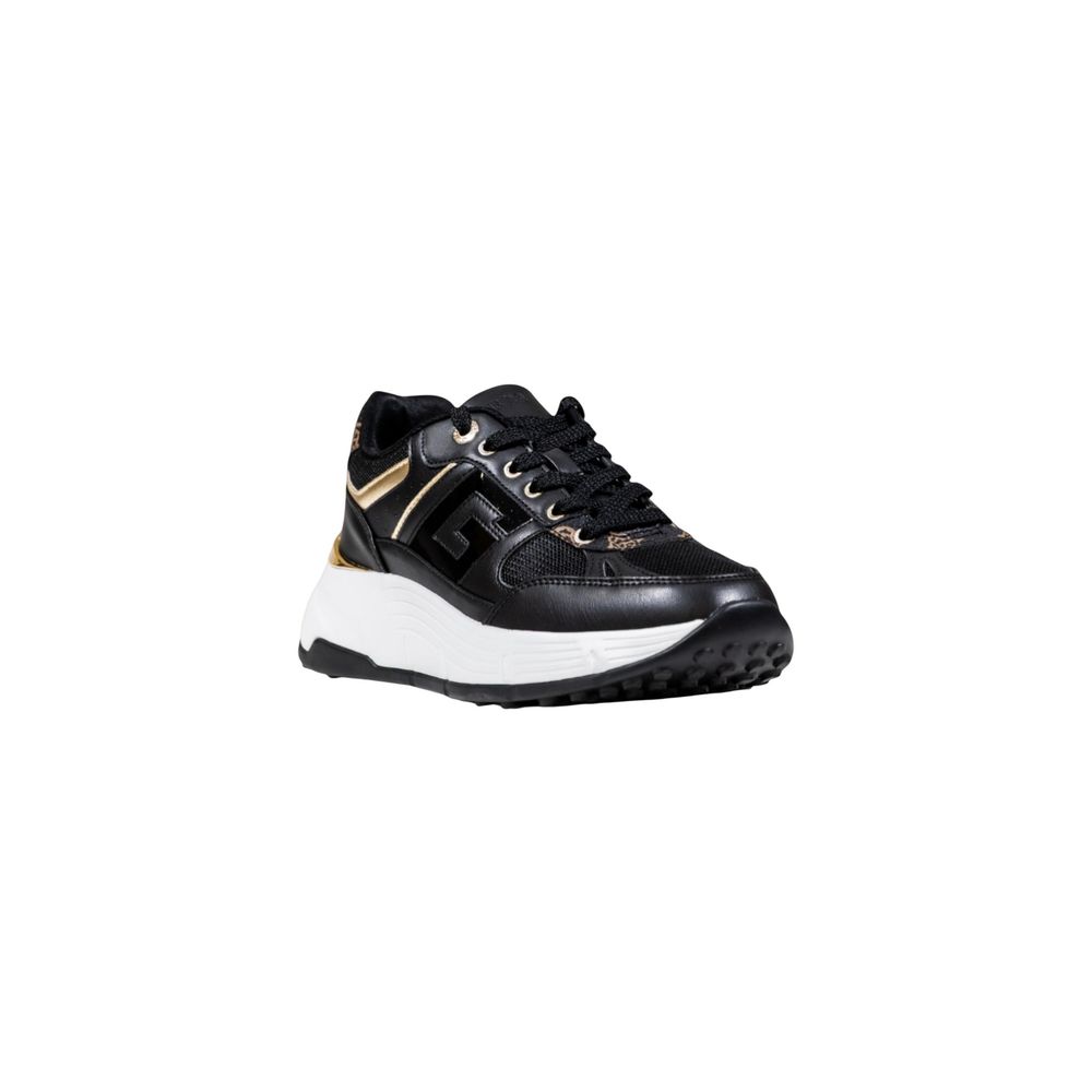 Chaussures Guess noires en polyéthylène, baskets chunky en gros style, vues de face avec semelle épaisse et design moderne.