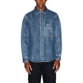 Chemise en jean bleu Armani Exchange, style décontracté, avec col et boutons visibles, tissu en denim de qualité.