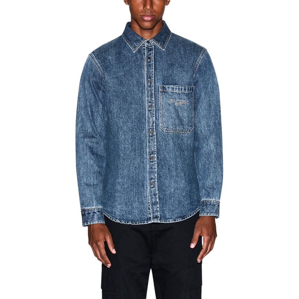 Chemise en jean bleu Armani Exchange, style décontracté, avec col et boutons visibles, tissu en denim de qualité.