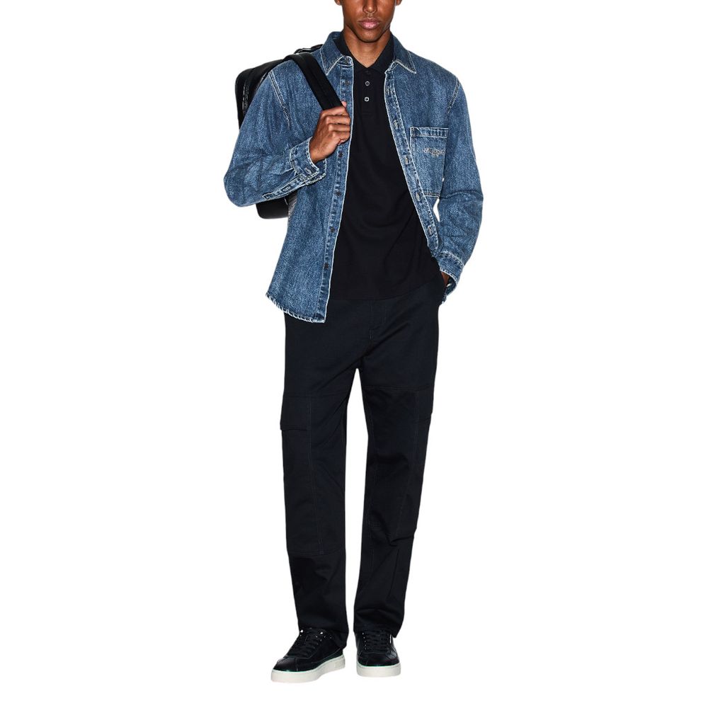 Chemise en jean bleu Armani Exchange, vêtement décontracté pour homme, avec col classique et boutons frontaux visible sur l'image.