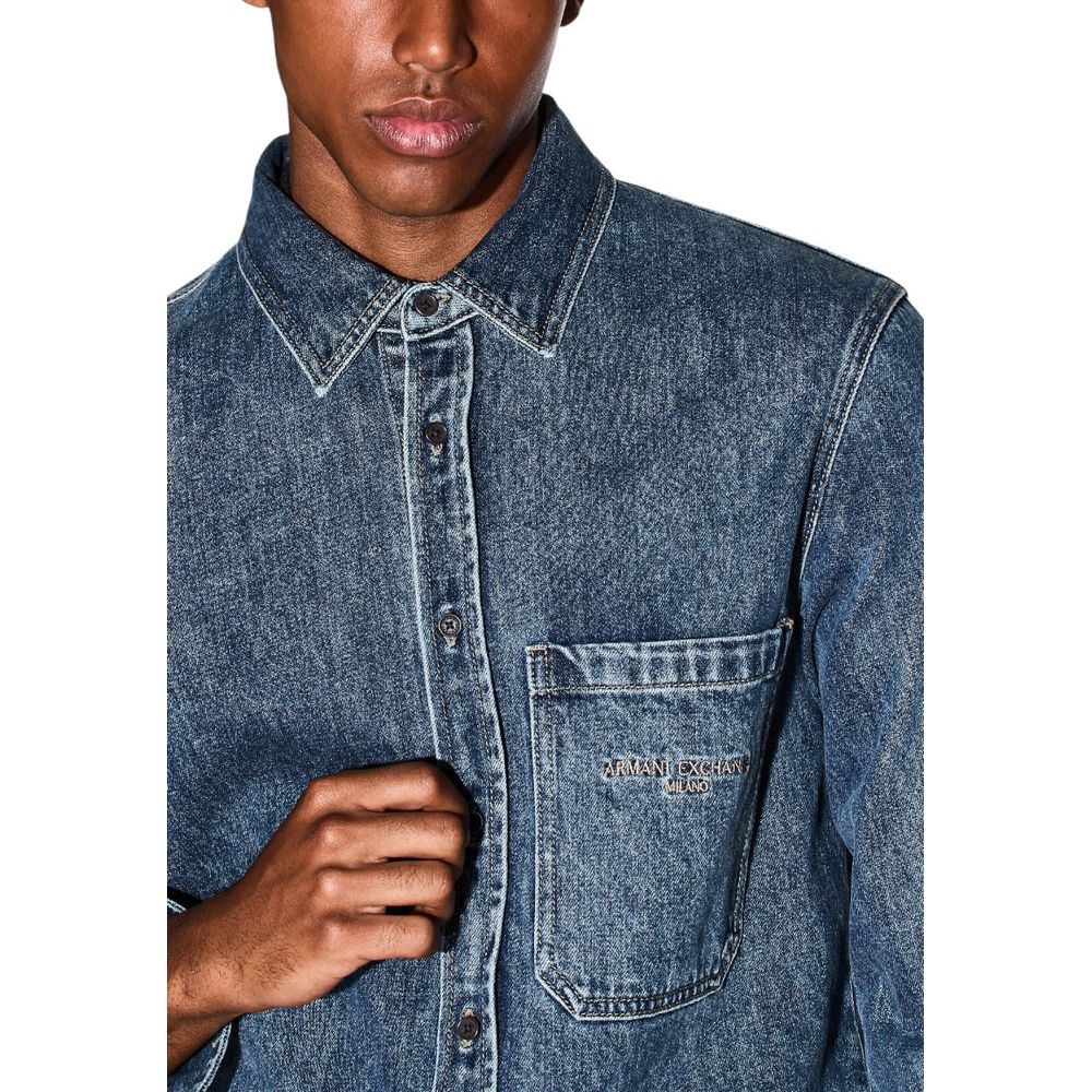 Chemise en jean bleue Armani Exchange, coupe classique avec boutons et col, portée décontractée et tendance.