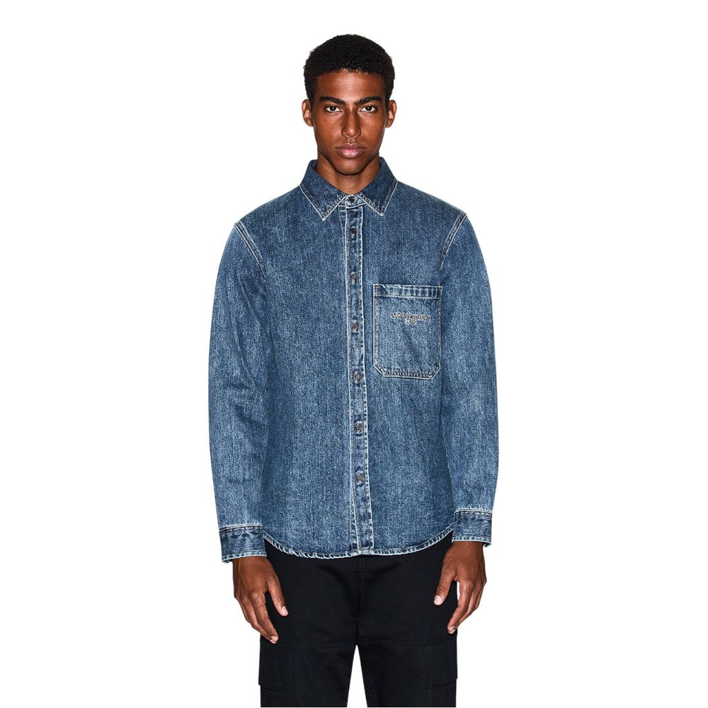 Chemise en denim bleu Armani Exchange, style décontracté avec col et boutons, image montrant le tissu et la coupe de la chemise.