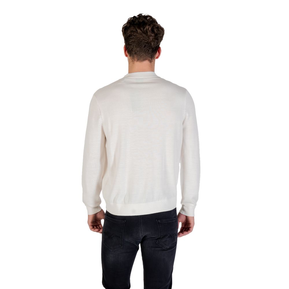 Sweat-shirt blanc Armani Exchange en marabou avec logo brodé, doux et confortable, porté sur un mannequin.