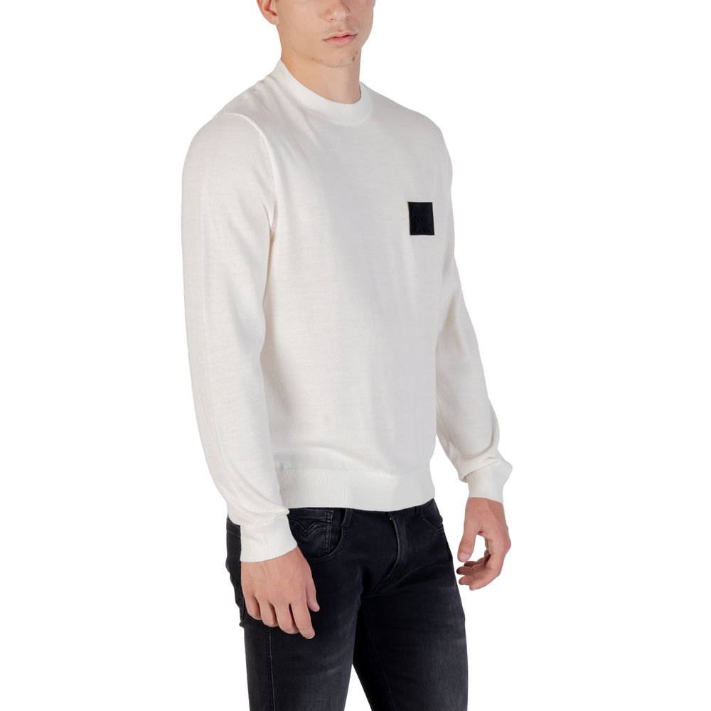 Sweat-shirt blanc Armani Exchange en marabou, doux et confortable, avec logo subtil sur la poitrine, porté décontracté.