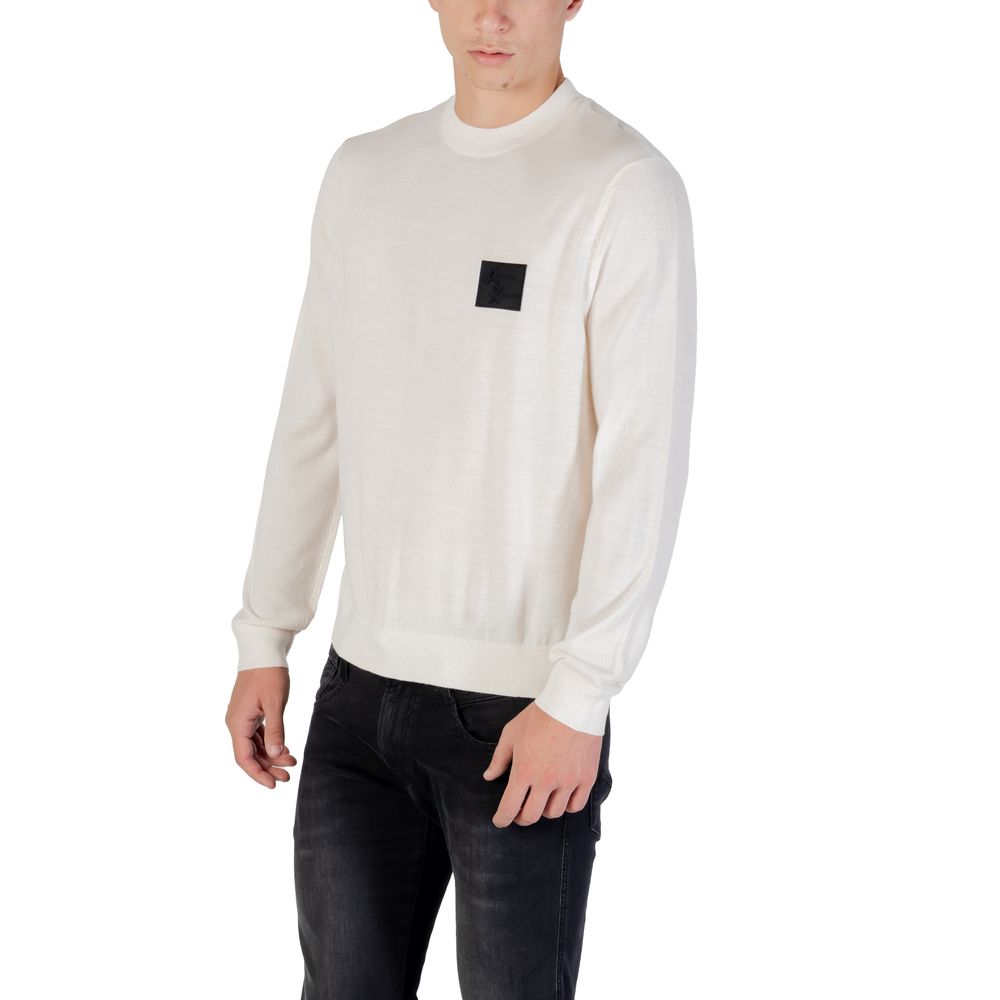 Sweat-shirt blanc Armani Exchange en marabou, décontracté et élégant, avec logo brodé visible sur le devant.