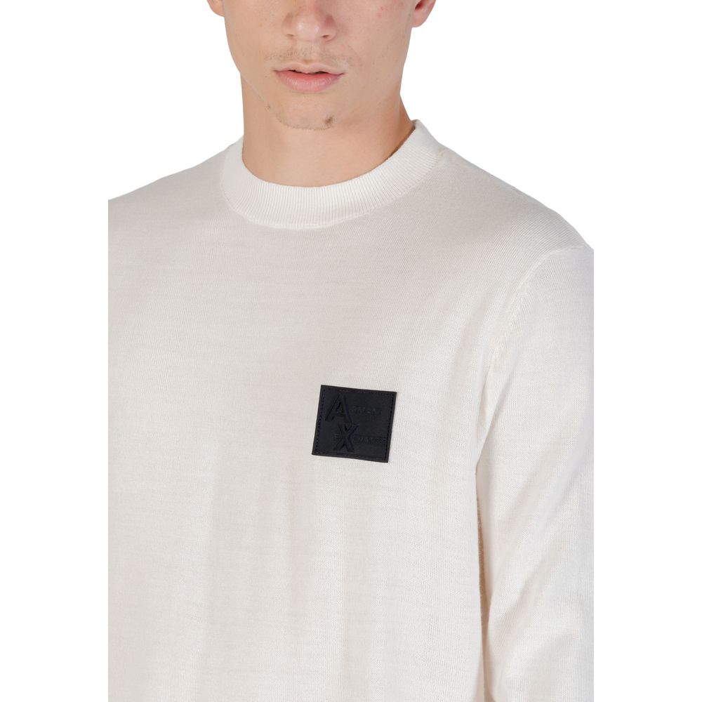 Sweatshirt blanche Armani Exchange en marabou, vue de face avec col rond et manches longues, tissu doux et confortable.