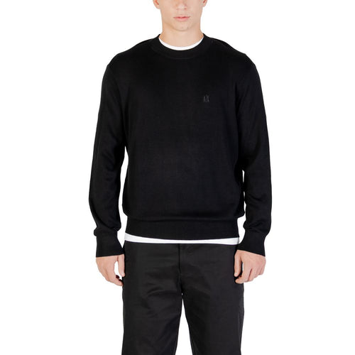 Sweatshirt noire en viscose de marque Armani Exchange, douce et confortable, portée sur un modèle.