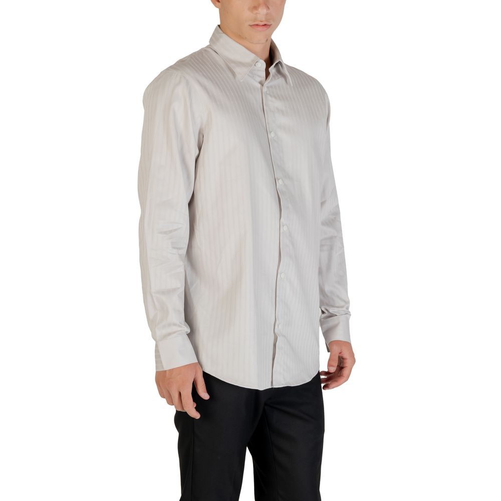 Chemise grise en coton à motif Armani Exchange, visible détail du tissu et du design élégant.